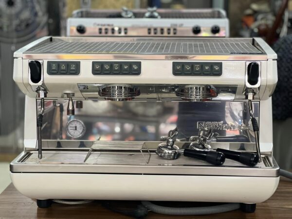 Chọn Mặt Gửi Vàng - So Sánh Wega vs Nuova Simonelli Cho Quán Cafe?